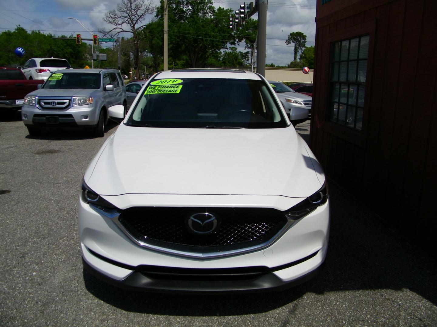 2019 White /Beige Mazda CX-5 Touring (JM3KFACM8K1) with an 2.5L L4 DOHC 16V engine, 6A transmission, located at 4000 Bee Ridge Road, Sarasota, FL, 34233, (941) 926-0300, 27.298664, -82.489151 - Photo#6